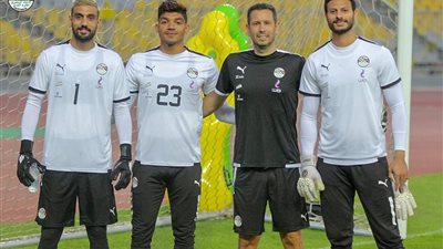 مصدر بالمنتخب يكشف حقيقة الخلاف بين محمد وأحمد الشناوي على القميص رقم 1