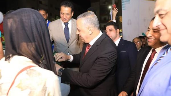 محافظ سوهاج يسلم