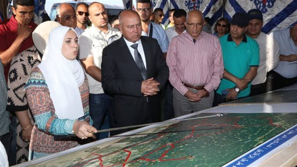 وزير النقل خلال الجولة