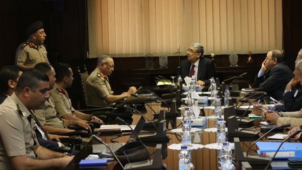 وزير الكهرباء ومدير