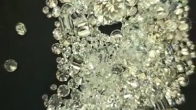 ملفوفة على جسدها.. إحباط محاولة تهريب 129 جراما من الماس والأحجار الكريمة بمطار القاهرة