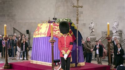 عشرات الآلاف يلقون نظرة الوداع الأخيرة على نعش الملكة إليزابيث