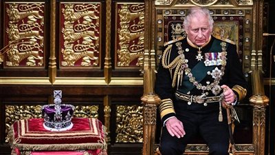 الملك تشارلز الثالث يتفقد الصندوق الأحمر الرسمي.. فماذا بداخله؟