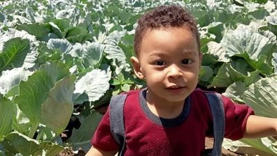 الحزن يُخيم على أسرة الطفل “محمد” عقب مصرعه داخل خزان للصرف الصحي بسوهاج.. والده: “قالولي إلحق ابنك مات”