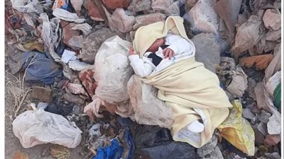 العثور على طفلة رضيعة ملقاة وسط القمامة ببورسعيد