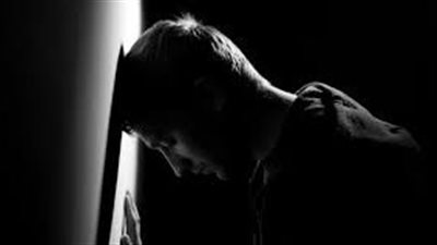 مع اقتراب فصل الخريف.. استشاري نفسي يوضح أعراض الاكتئاب الموسمي وعلاجه