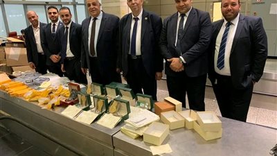 جمارك المطار تضبط محاولتي تهريب لمستلزمات طبية وساعات ثمينة