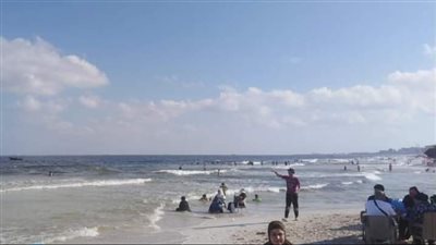 إقبال متوسط على شواطئ الإسكندرية قبل نهاية الصيف