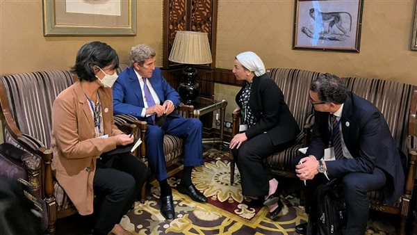 وزيرة البيئة والمبعوث