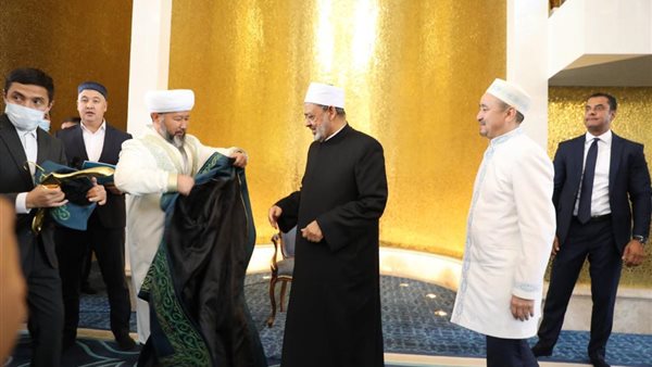 مفتي كازخستان يُلبس