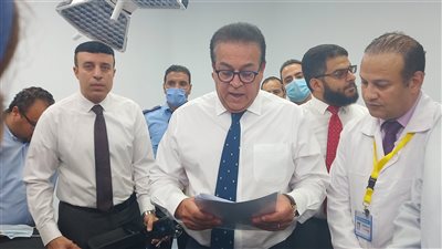 وزير الصحة ينفعل على طبيبة خلال تفقده مستشفى أبوتيج النموذجي بسبب نقص الأجهزة| صور