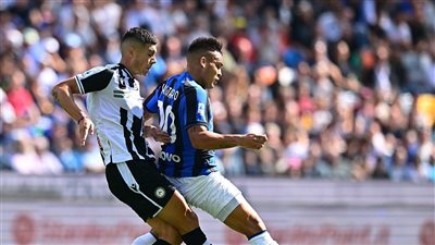 أودينيزي يُسقط إنتر ميلان بثلاثية.. ويتصدر الدوري الإيطالي مؤقتًا