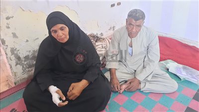 مسن من ذوي الهمم بالمنيا: عيالي تخلوا عني ومراتي بتلمّ الزبالة عشان ناكل وعايشين على المساعدات | صور وفيديو