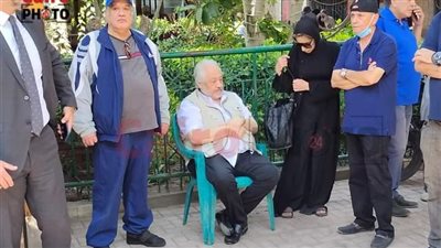 انهيار الفنان خالد زكي خلال تشييع جثمان زوجته وسط مواسات نجوم الفن | بث مباشر