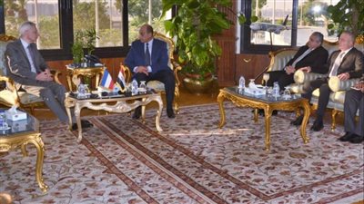 وزير الطيران يلتقي السفير الفرنسي لبحث التعاون المشترك