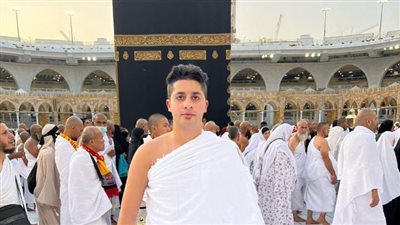 أجمل لحظة في حياتي.. عنبة يؤدي مناسك العمرة