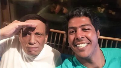 عمر متولي ينشر صورة مع الزعيم عادل إمام: ربنا يخليك لينا