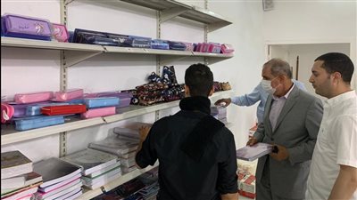 خلال جولة تفقدية.. محافظ كفر الشيخ يطمئن على توفير مستلزمات المدارس بأسعار مخفضة