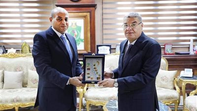 محافظ المنيا يكرم وكيل التربية والتعليم بعد نقله للشرقية