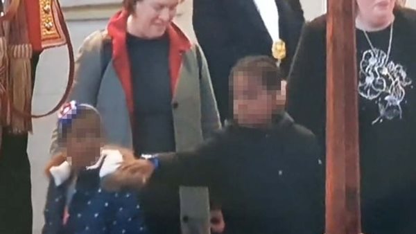 الطفل وشقيقته