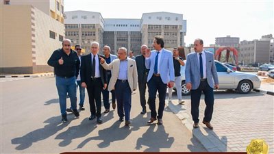 رئيس جامعة طنطا يوجه باستخدام تقنيات الطاقة الشمسية والمتجددة في المظلات وأسطح مباني الجامعة