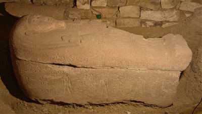 الآثار تعلن الكشف عن تابوت من الجرانيت بـ سقارة لأحد كبار رجال الدولة