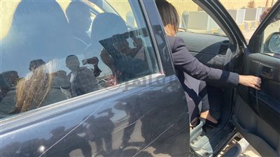 أرملة وائل الإبراشي تغادر المحكمة رفقة ابنتها ومحاميه يترافع | صور