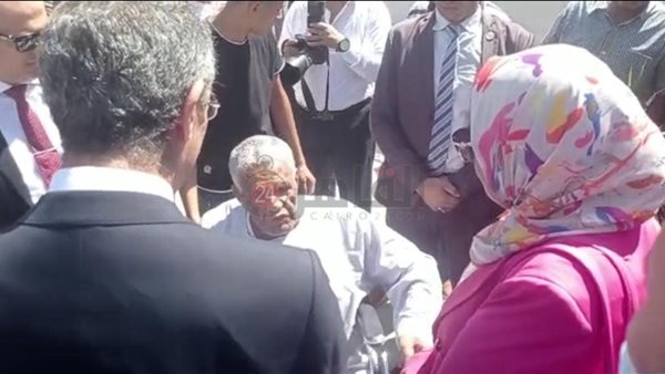 مواطن يطالب وزير