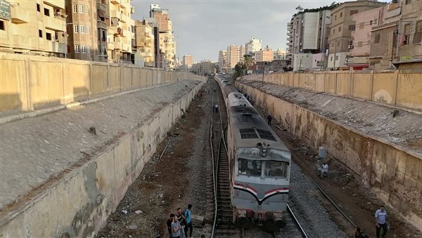 خروج عربتي قطار ركاب