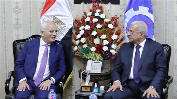 محافظ السويس برفقة