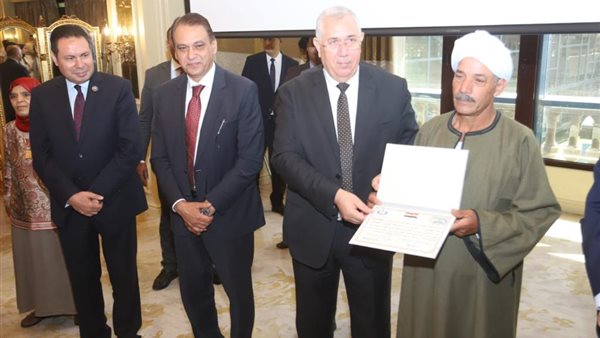 وزير الزراعة يكرم