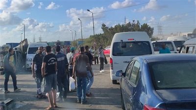 إصابة 3 أشخاص إثر تصادم مقطورة محملة بالرمال بـ 6 سيارات بطريق الإسكندرية مطروح