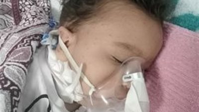 والد طفل مصاب بالضمور العضلي يستغيث: حالة ابني بتسوء كل يوم.. وبناشد المسؤولين ضمه لمبادرة الرئيس