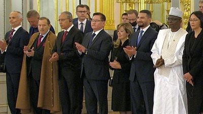 السفير المصري في موسكو يُقدم أوراق اعتماده للرئيس الروسي