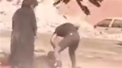 تريد ترك المنزل.. الأمن يكشف واقعة تعدي شاب على فتاة وسحلها في الفيوم | فيديو