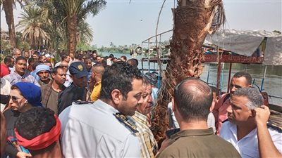 3 قفزوا في المياه وجارِ البحث عنهم.. اشتعال موتور عبارة نهرية بقرية بأسيوط