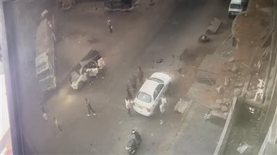 سيارة ملاكي تدهس شابين بسبب معاكسة فتاة في الموسكي | بث مباشر