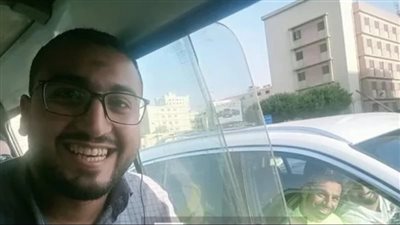 صورة سيلفي لمحمد صلاح مع مشجع داخل الميكروباص تشعل مواقع التواصل.. ومتابعون: أصيل يا ابني