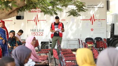 الهلال الأحمر يواصل تقديم خدمات الرعاية الصحية الأولية للمهاجرين 