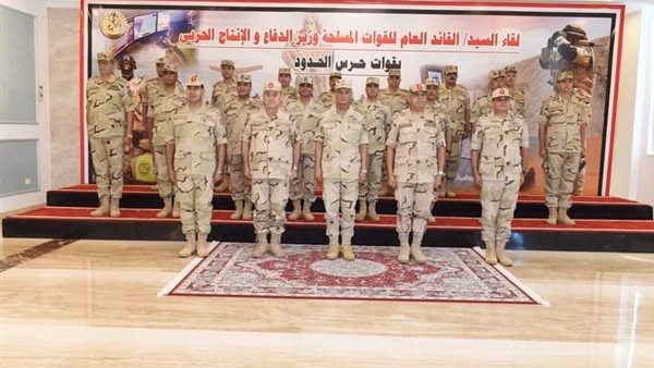 وزير الدفاع يكرم