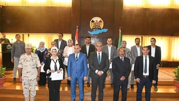 محافظ الفيوم يُكرم