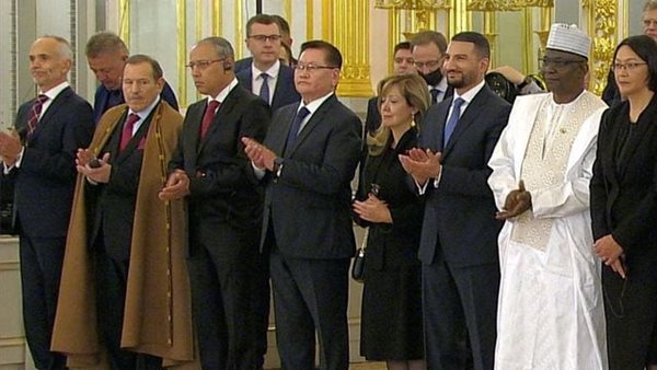 السفير المصري يقدم