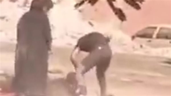 شاب يعتدي على شقيقته
