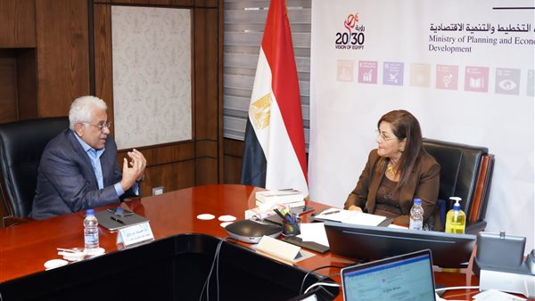 وزيرة التخطيط مع