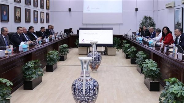 اجتماع وزير الاتصالات