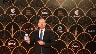 محمد محمود عبد العزيز يحتفل بالذكرى الأولى لـ زواجه على ريد كاربت مهرجان القاهرة للدراما