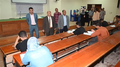 نائب رئيس جامعة الفيوم يتفقد امتحانات كلية الحقوق.. ويوجه بتذليل العقبات