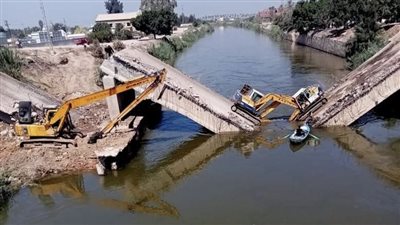 انهيار كوبري بالمعدات أثناء هدمه بالبحيرة| صور