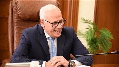 محافظ بورسعيد يناقش استعدادات انطلاق حملة طرق الأبواب للتطعيم ضد كورونا