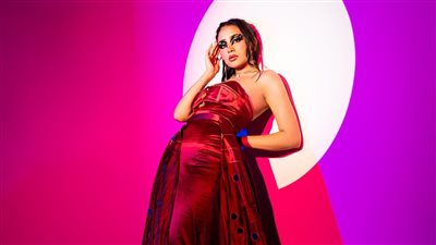 لمساعدة فاقدي البصر.. فتاة تصمم فستانًا يصدر أصواتًا عند اقتراب جسم منه 